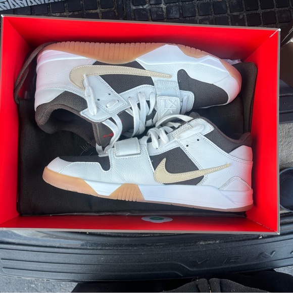Athletic_Shoes
